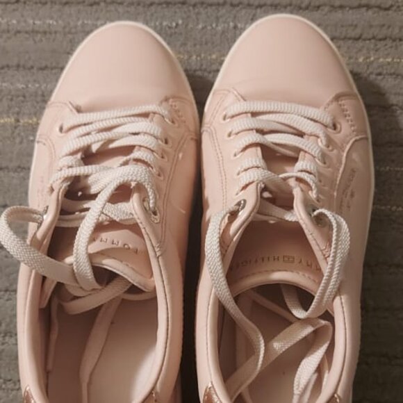 Tommy Hilfiger women's leather sneakers Size 7.5 - Picture 1 of 8